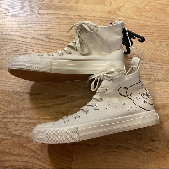 Disney Winnie the Pooh Canvas High Top Sneakers NEW Sz 8 Tan - Picture 3 of 7